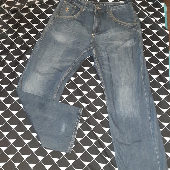 *  ROCAWEAR  RELAX JEAN , WITH DECORATIVE BACK POCKETS.  SIZE 38 - Picture 1 of 12